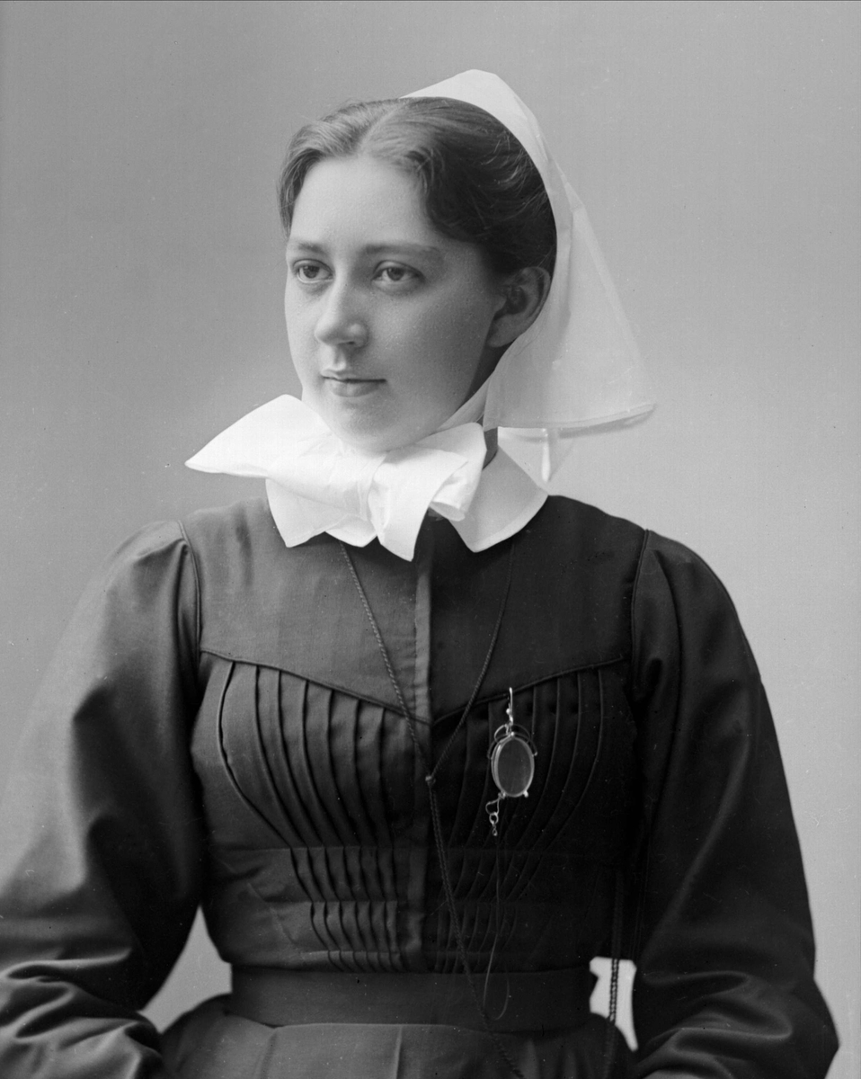 Gustav Borgen, Portrett, kvinne i diakonisseuniform. Frøken Magda Schults.