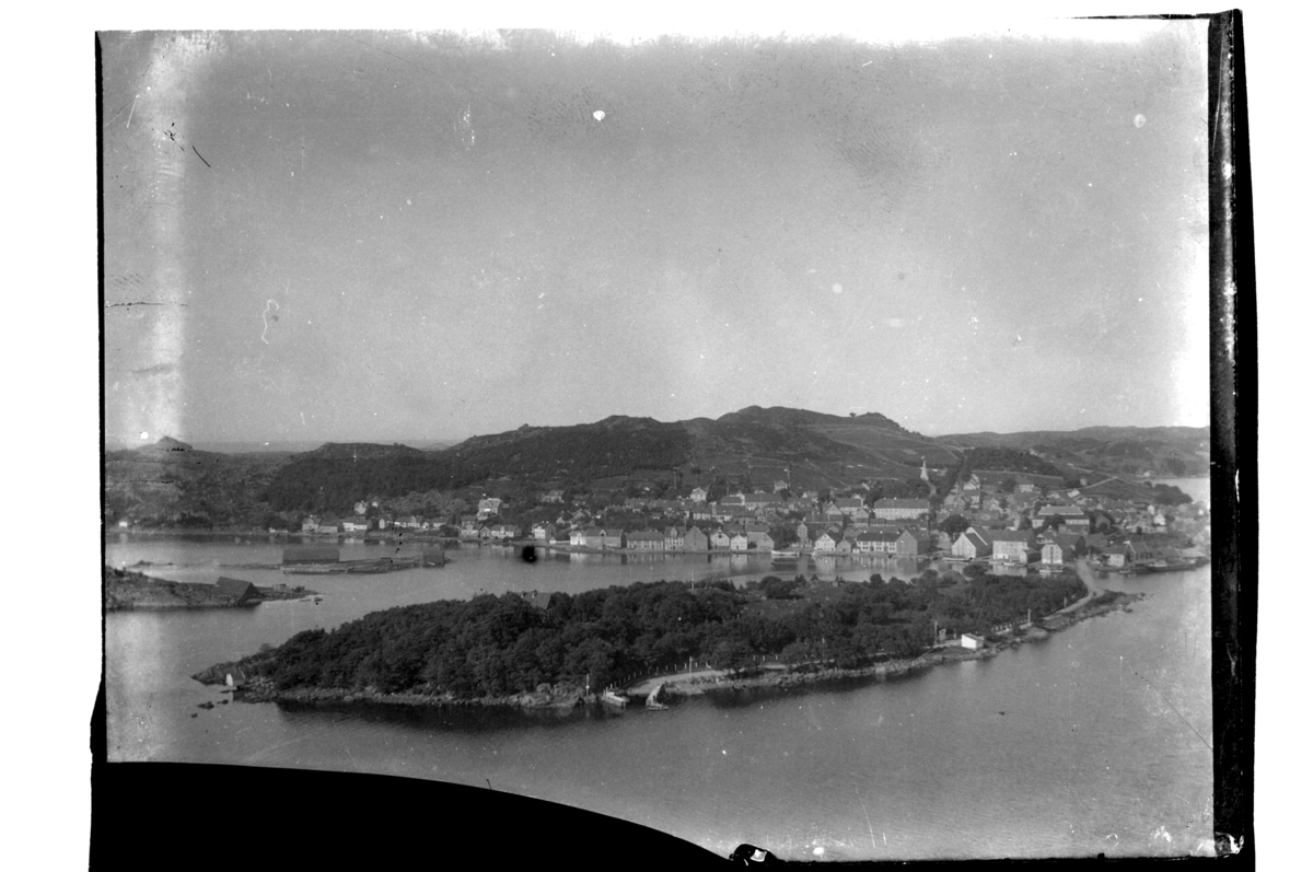 Rolf Sr. Sundt, Utsikt fra Spind mot Farøy og Farsund før bybrannen. Fotografert 1900.