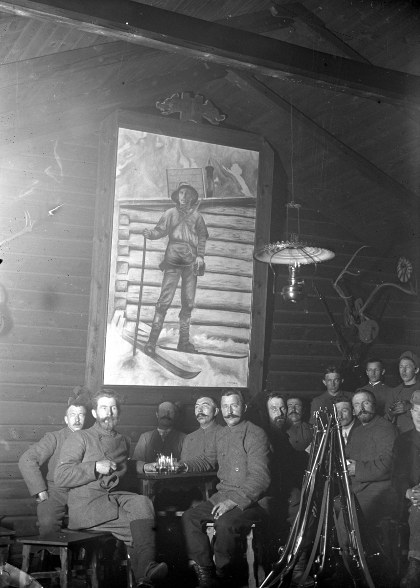 Johannes Larsen Alhaug, Medlemmer av Hamar og Omegn Skytterlag på skistua på Alhaug, Hamar, foran et bilde av Fridtjof Nansen.