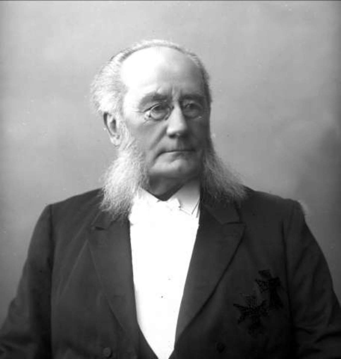 Gustav Borgen, Portrett av advokat Jacob Thurmann Ihlen, med mørk dress, briller og kinnskjegg.