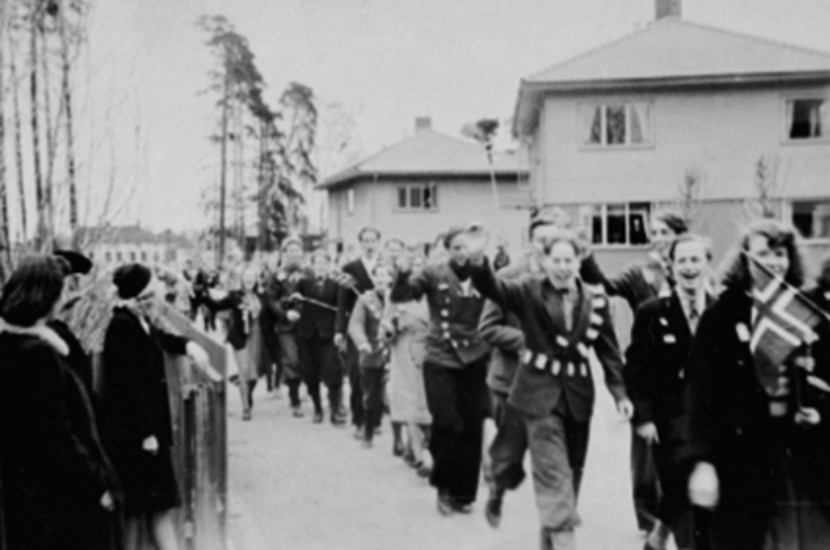 Anno Domkirkeodden, 8. MAI 1945, FREDSFEIRING, OPPTOG MED UNGDOM PYNTET MED JULETREFLAGG I ARVESENS VEG