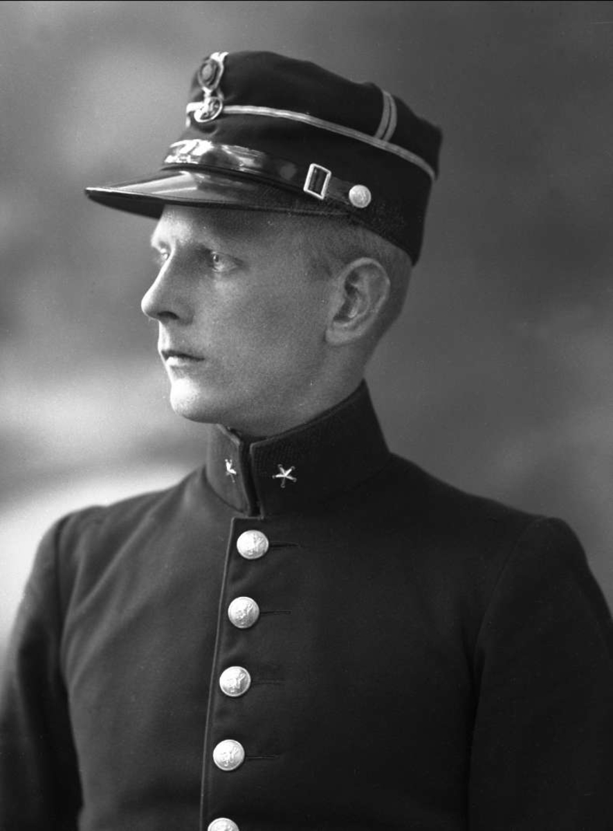 Gustav Borgen, Portrett, løytnant Arentz i uniform.