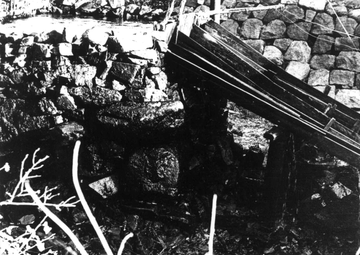 Anna Grostøl, Åmdal, Tokke, Telemark 1941. Vannføring til mølle.