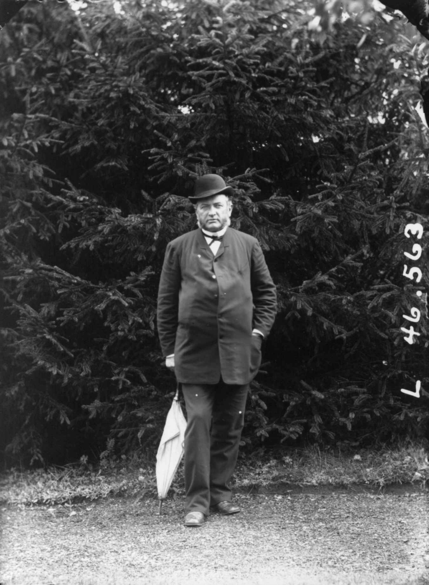 Fredrik Emil Faye, Portrett, ukjent mann med paraply utendørs. Fra serie fotografert av kammerherre Fred. Emil Faye (1844-1903), Dal gd., Ullensaker.