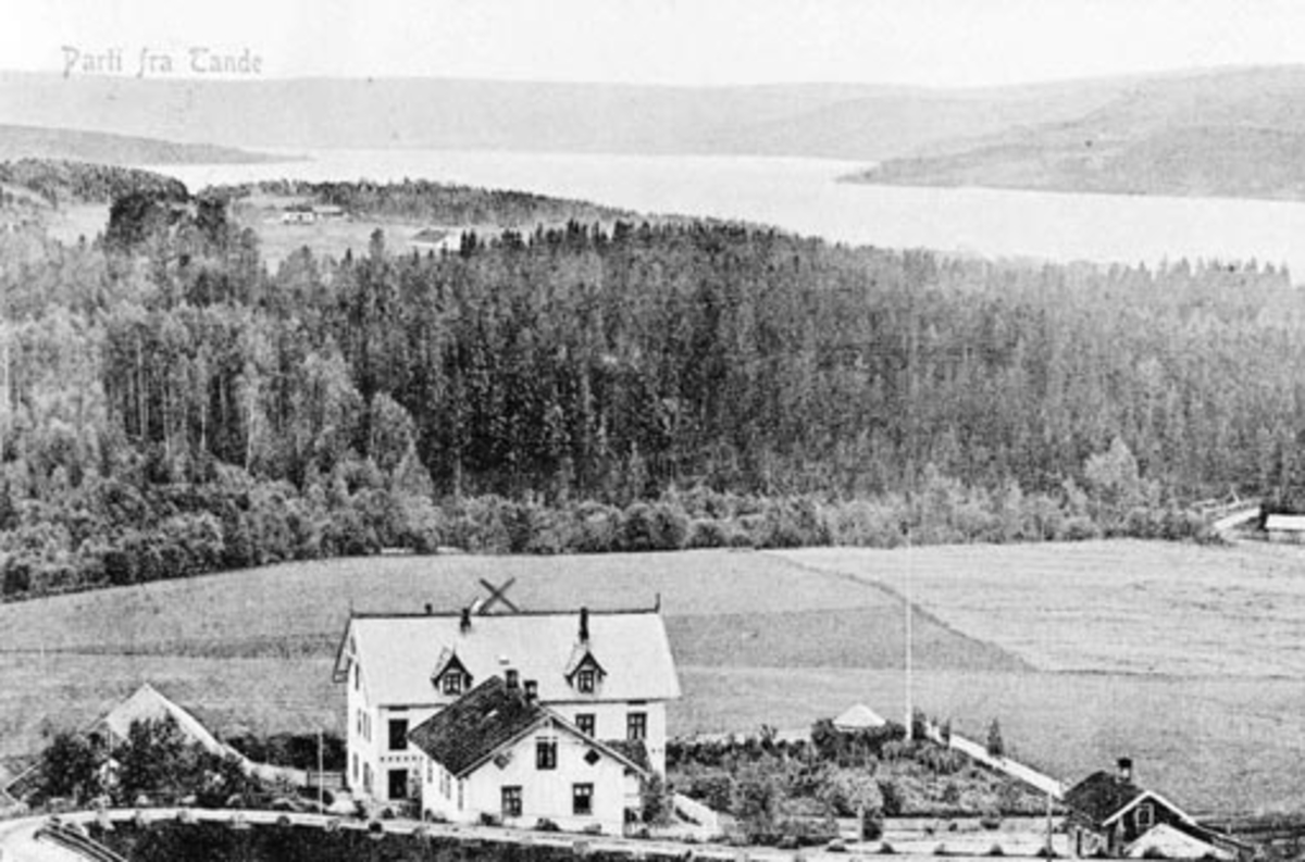 Anno Domkirkeodden, Tandem handel, landhandleri, Bjerregård med hage og lysthus, tidligere amtskole, Ringsaker.