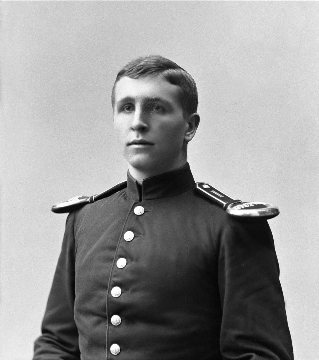 Gustav Borgen, Portrett, mann i kadettuniform.