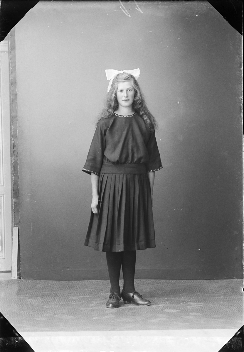 Skötsner-Edhlund, Ateljéporträtt - Lisa Larsson från Västeräng, Harg socken, Uppland 1923