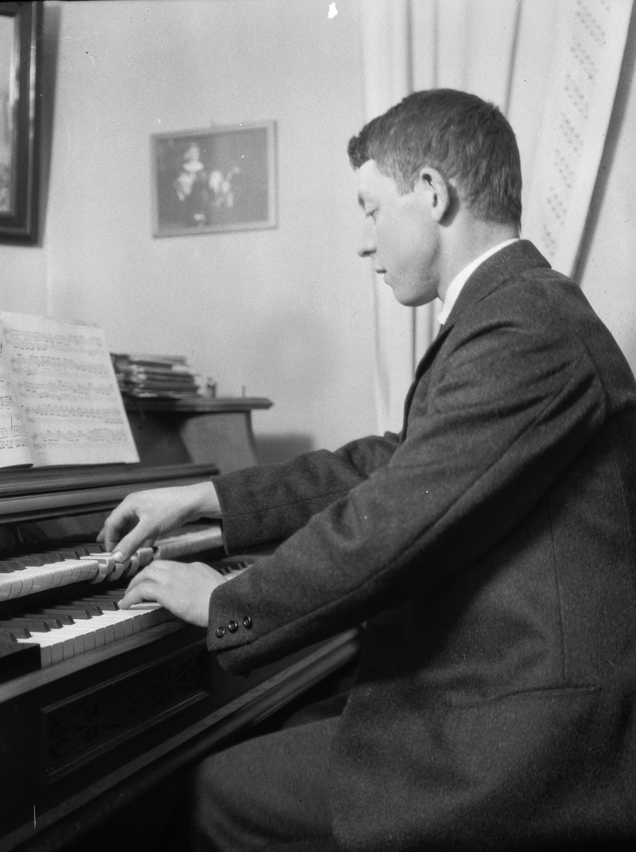 Kristian Heramb, Kristian Heramb spiller på orgel.