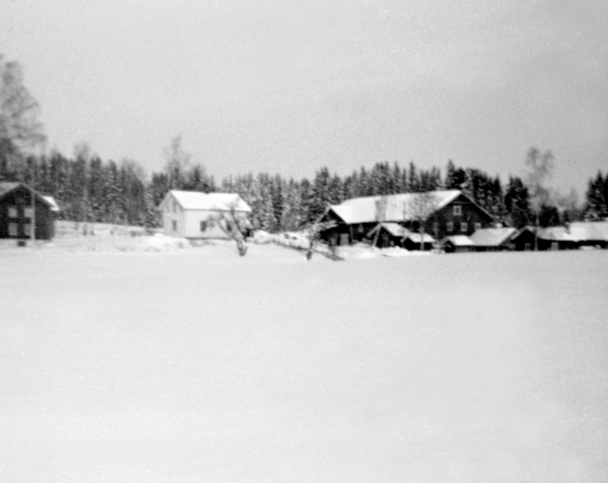 Anno Domkirkeodden, VARTOMTEN, EKSTERIØR, GARDSTUN, VINTER, HUS TIL VENSTRE FLYTTET TIL HEDMARKSMUSEET, HDH. 42