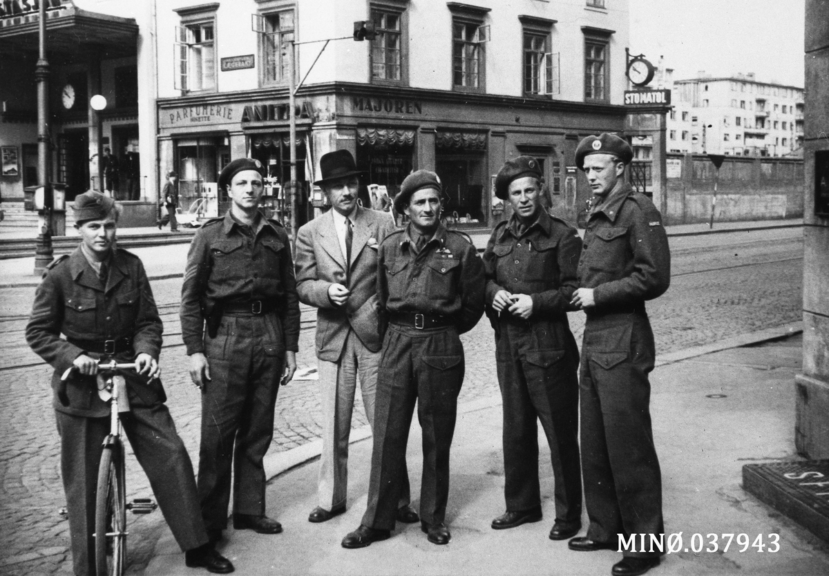 Oddvar Dobloug, F.v.: ukjent soldat, Hans Lund, ukjent sivilist, Hans "Kyllingen" Storhaug, Rolf Øvergaard og Fredrik Brandt.
