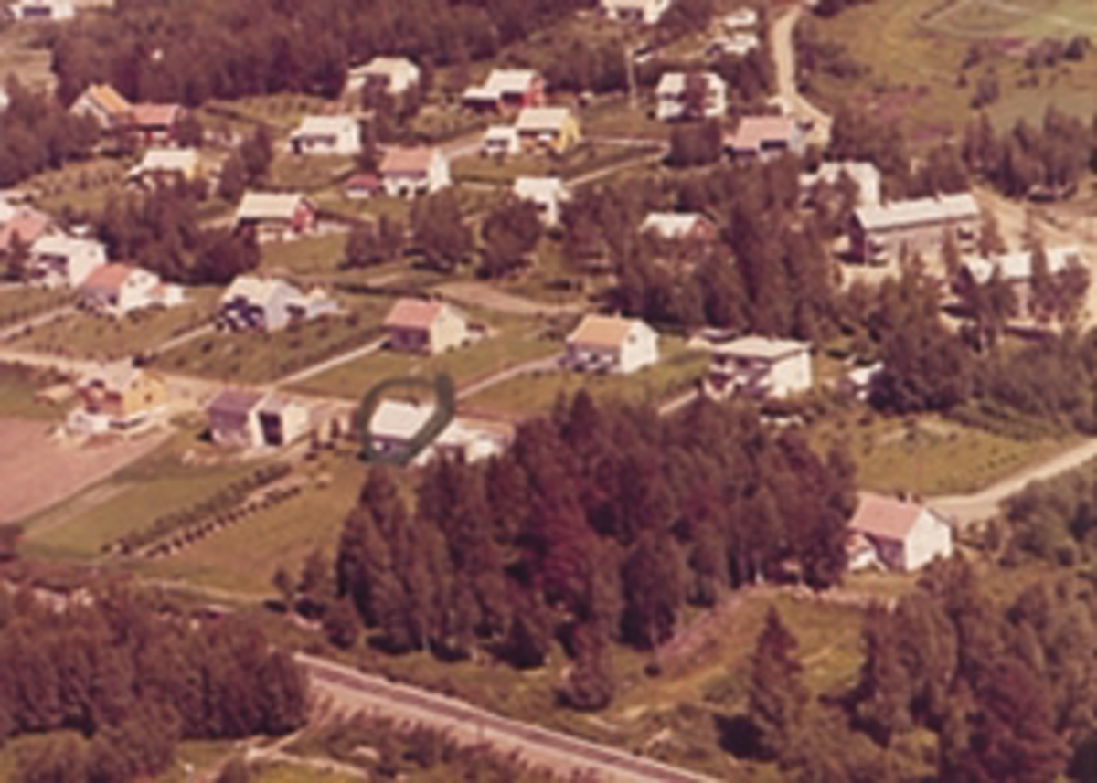 Widerøes Flyveselskap A/S, Flyfoto av Parkvegen 54-64, Nerkvern, Brumunddal.