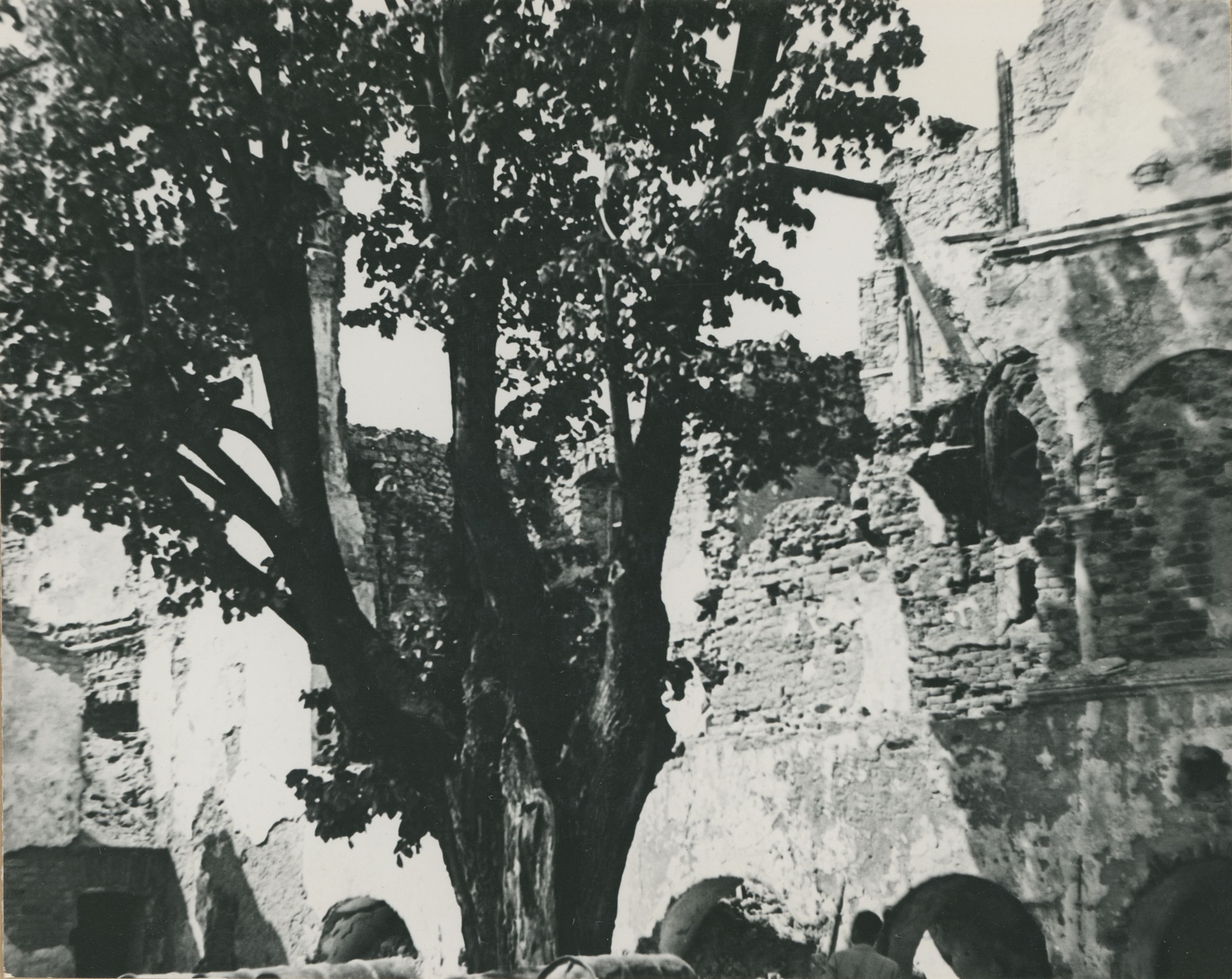 neutvrđen autor, Ivanec - Stari grad, urušen trijem u dvorištu