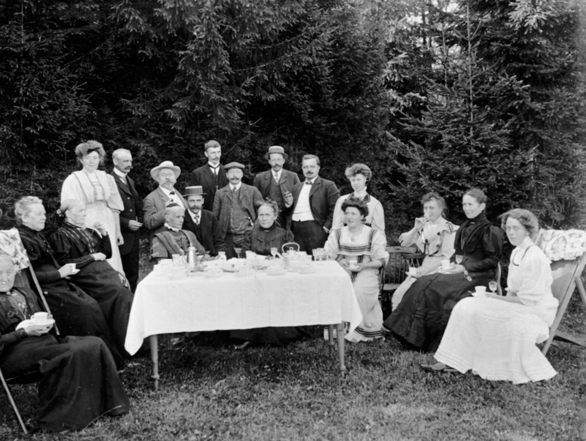Anno Domkirkeodden, Festlig lag med mye folk utendørs, bord med flasker og glass.