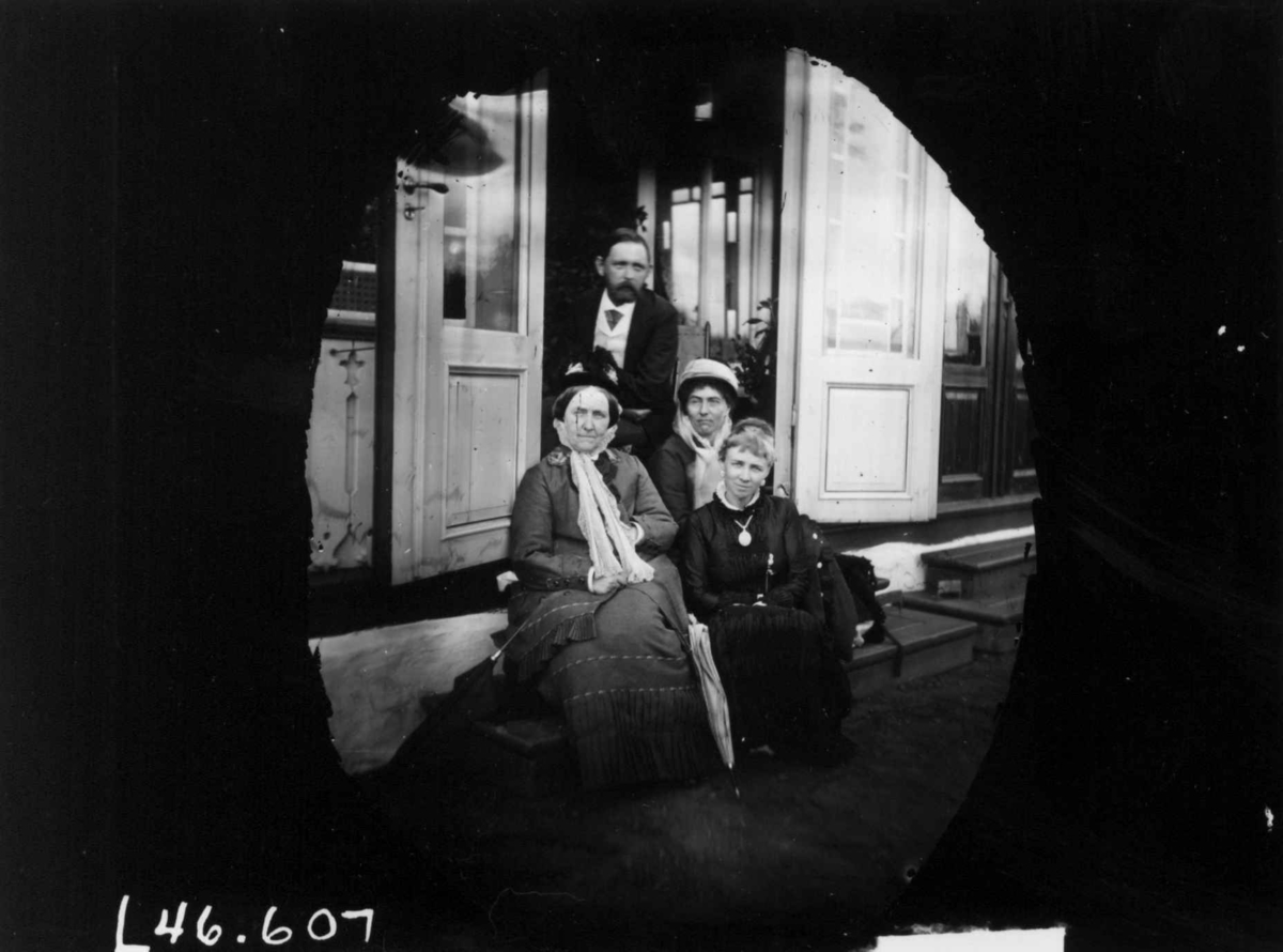 Fredrik Emil Faye, Gruppeportrett, på trapp fra venstre hoffmarskalkinne Anker, født von Mansbach, dr. Gabriel Finne, Louise Klose, fru Sigrid Faye, ca. 1880. Fra portrettserie av personer som bodde på eller besøkte Dal gård, Ullensaker, fotografert av gårdens eier, kammerherre Fredrik Emil Faye (1844-1903) i årene 1…