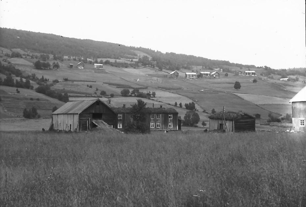 Per K. Lien, Bebyggelse i ei bygd.