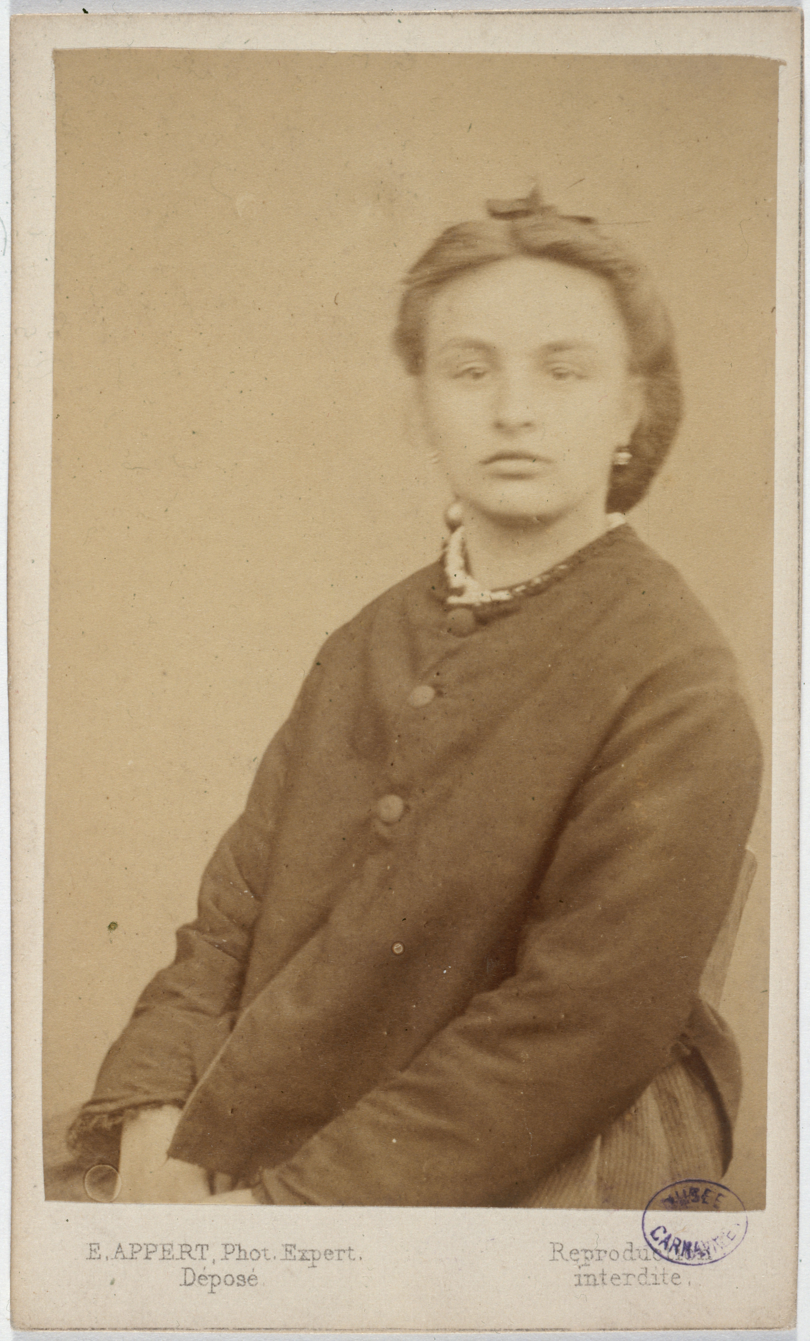 Ernest Charles Appert, Portrait d'Elisabeth Javelot, ambulancière et pétroleuse, pris à la prison des Chantiers à Versailles. Membre de la Commune de Paris en 1871.