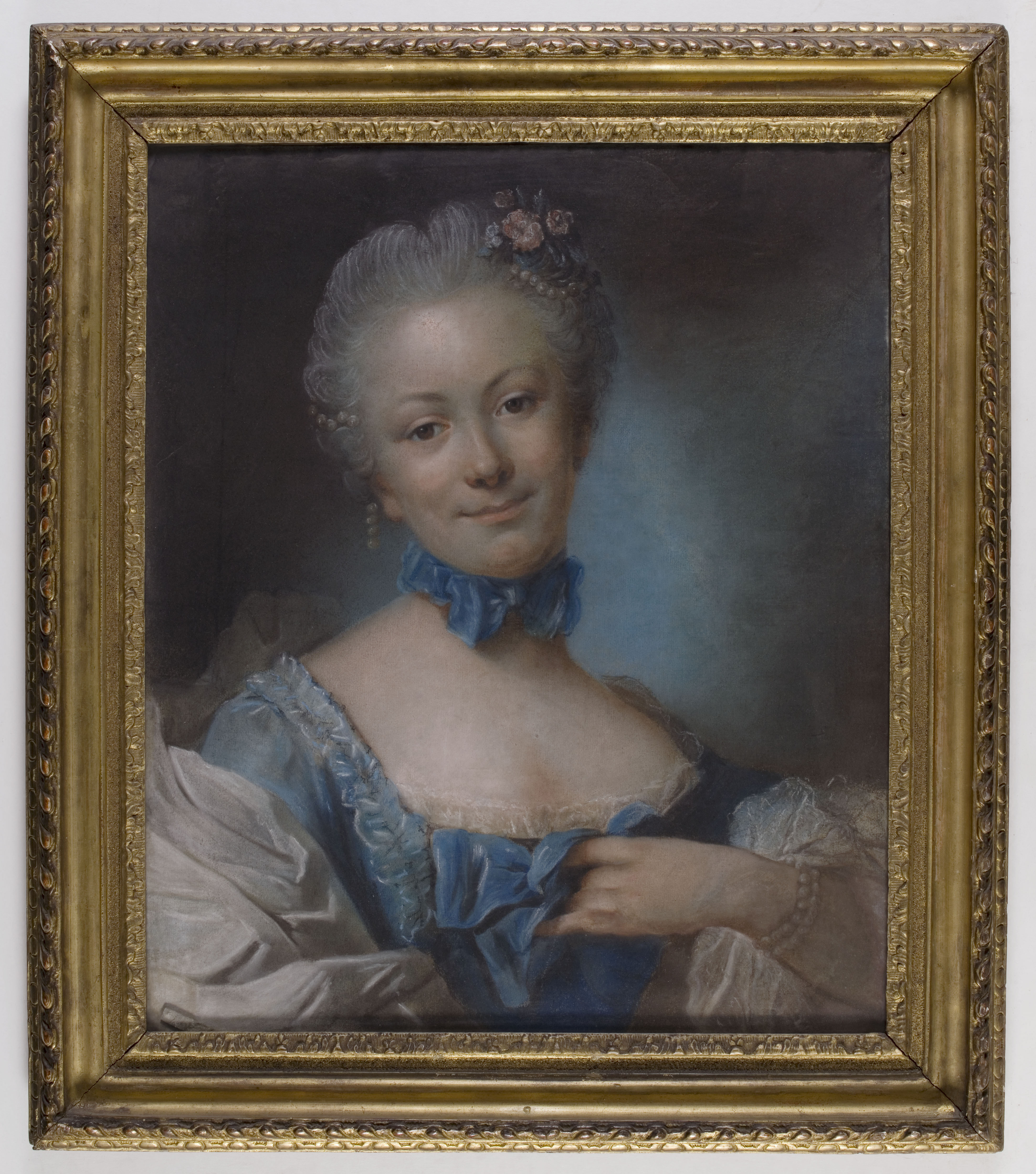 Anonyme, Portrait de jeune femme portant un ruban bleu autour du cou