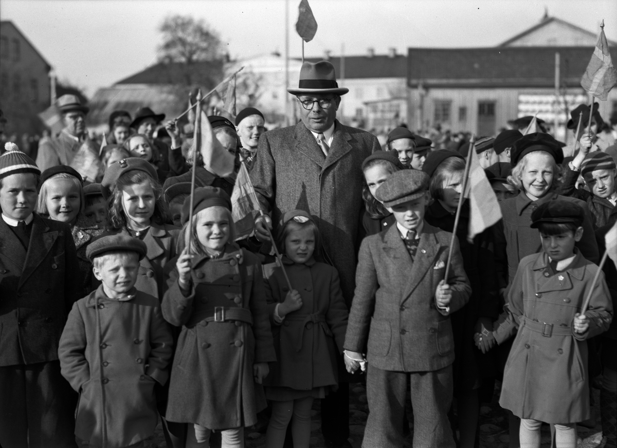 Paul Sandberg, Direktör Martin Edlund och barn firar Barnens Dag, Uppsala maj 1945