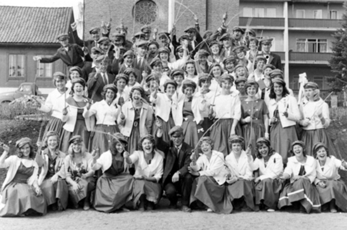 Anno Domkirkeodden, GRUPPE RUSS PÅ HAMAR KATEDRALSKOLE. VESTRE TORG. CA 1960?