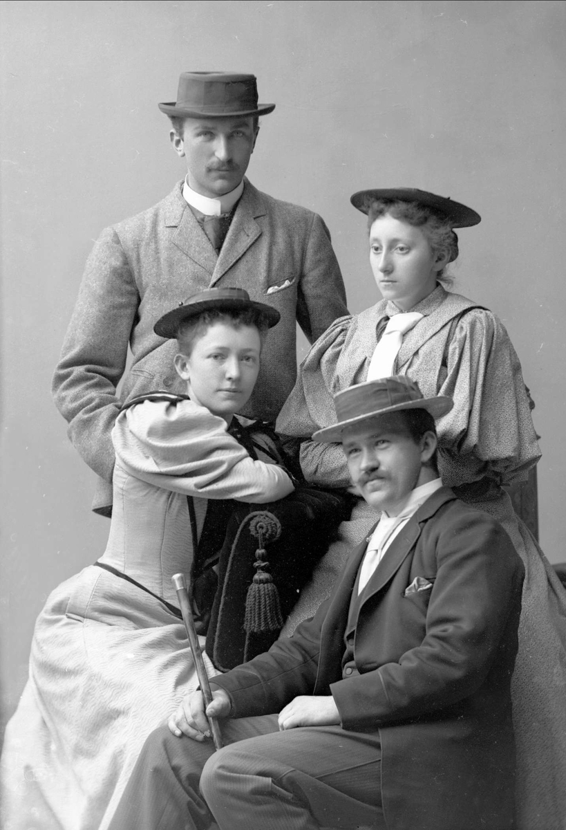 Gustav Borgen, Gruppeportrett, to unge herrer og to unge kvinner i yttertøy. Stud.med Fladvads gruppe.