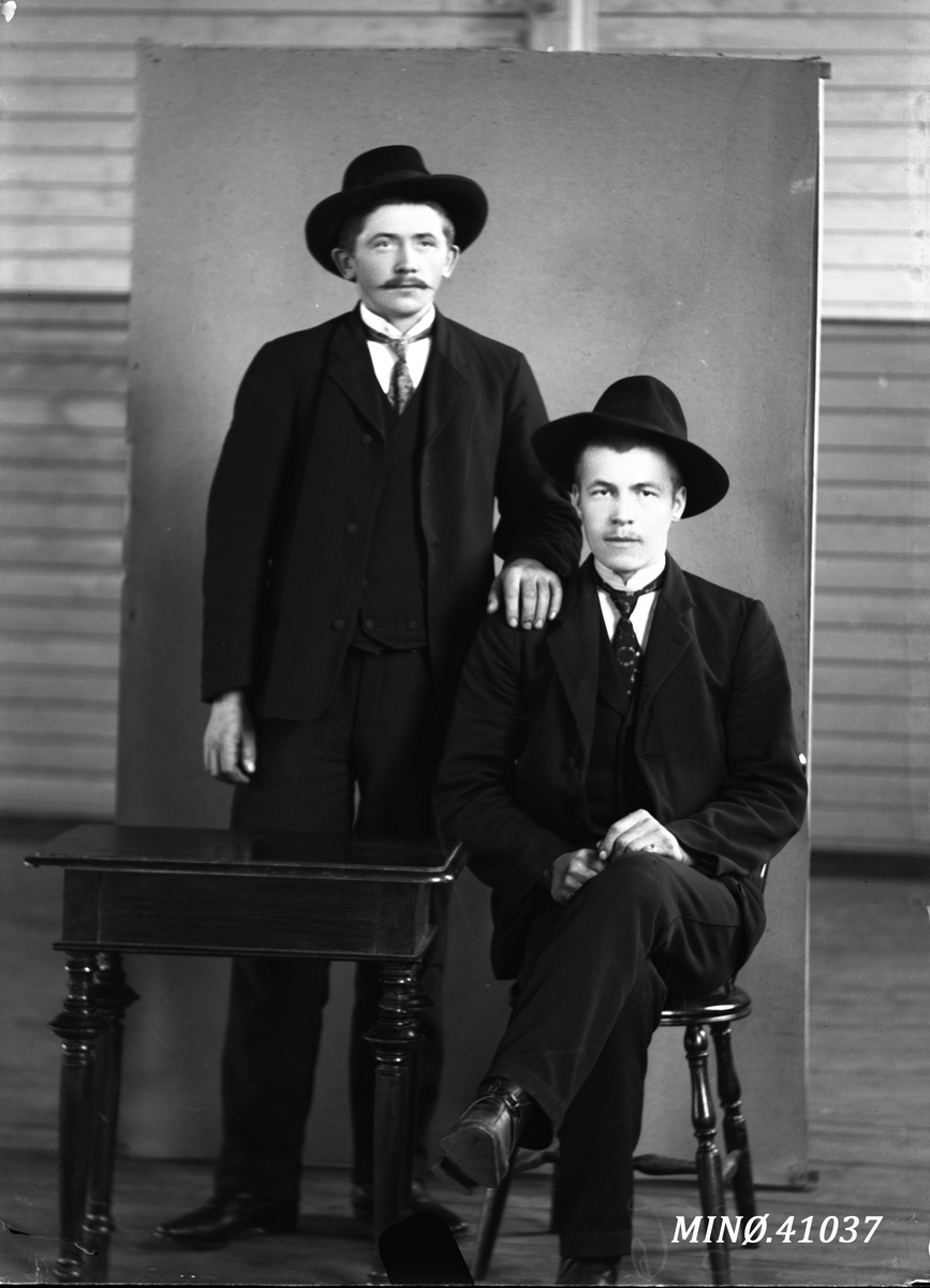 Oscar Holte, Portrett av to unge menn med flotte hatter Granmo og Peder Wollan