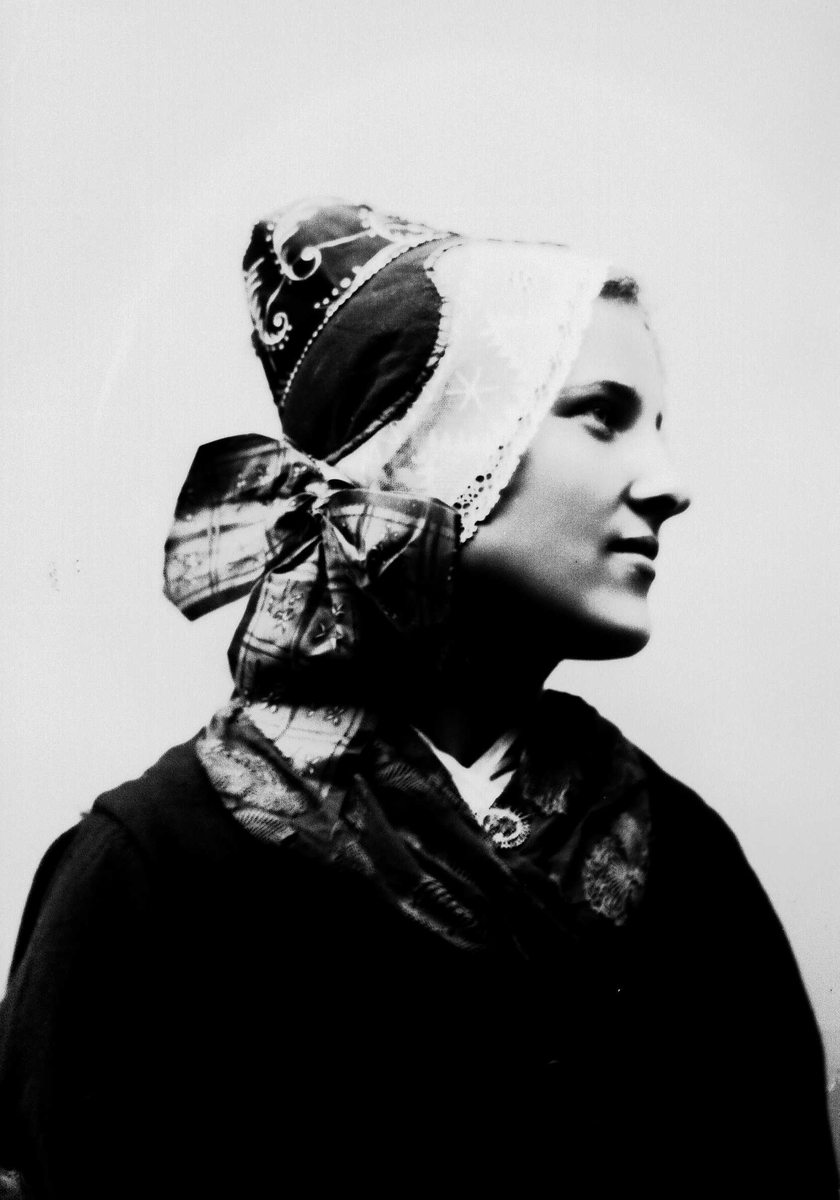 Solveig Lund, Studioportrett av kvinne i drakt og hodeplagg.