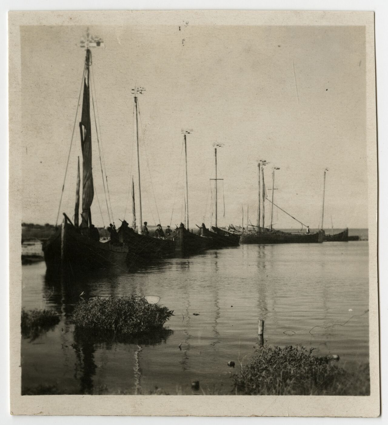Nežinomas fotografas, Stereoskopinės fotografijos fragmentas. Žvejų laiveliai prie kranto
