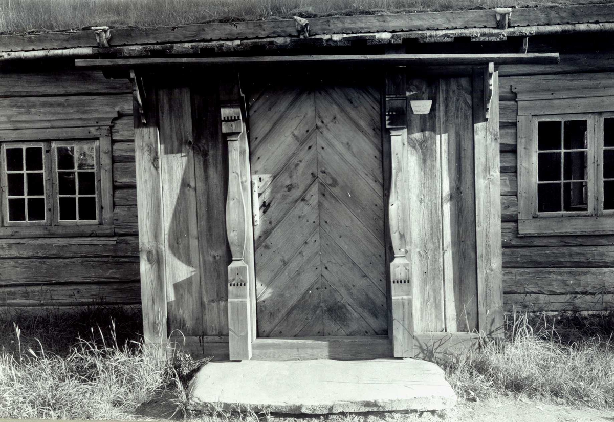 Gisle Midttun, Olen, Øvre Steien, Alvdal, Nord-Østerdal, Hedmark. Detalj av lita tømmerstue med torv på taket. Inngang med utskårede karmer. Nå på Glomdalsmuseet.
