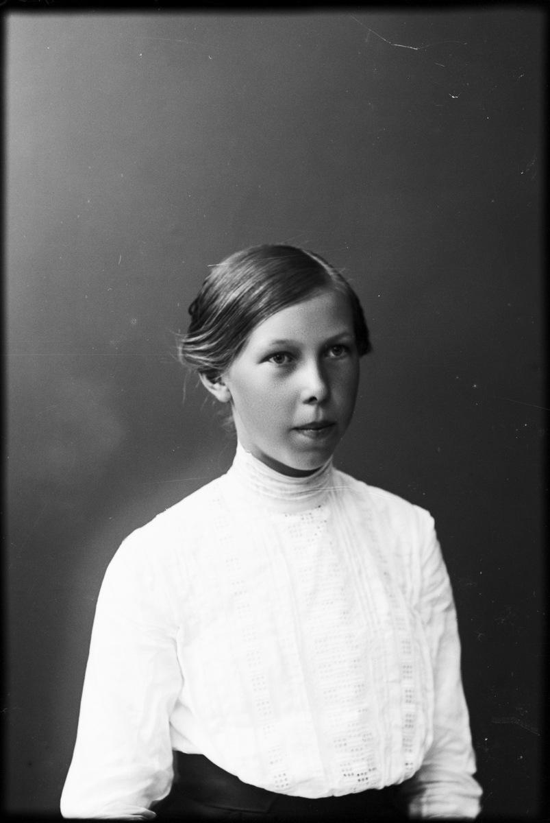 Skötsner-Edhlund, Flicka från Charlottendal, Ekeby socken, Uppland