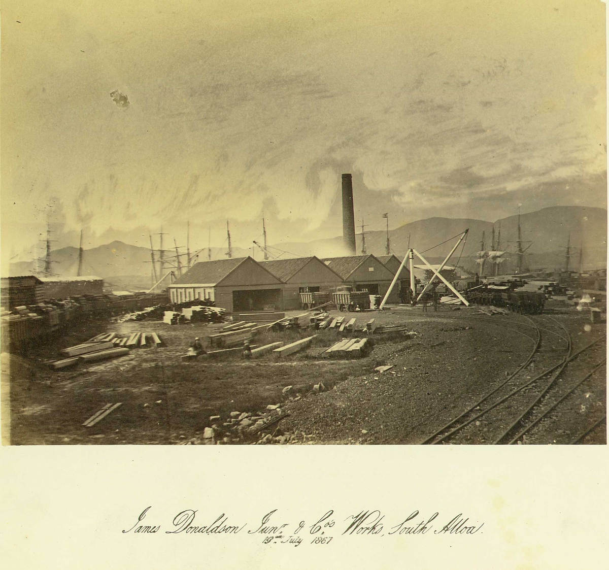 Henry Rosling, South Alloa, Skottland, 1867, bedrift ved havn, antatt import av tømmer. Fra serie norske (dette unntatt) landskapsfotografier tatt av den engelske fotografen Henry Rosling (1828-1911).
