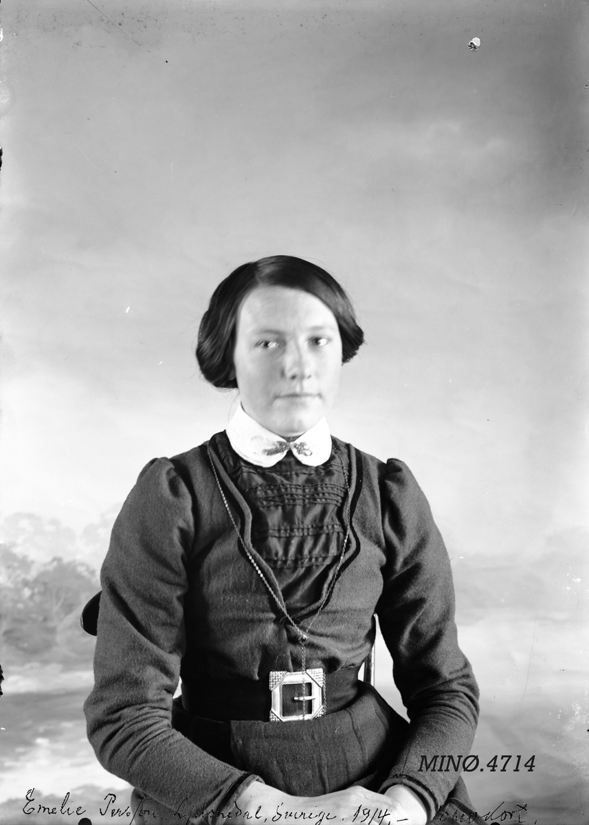 Peder J. Bredalslien, dame, klær, damekjole,