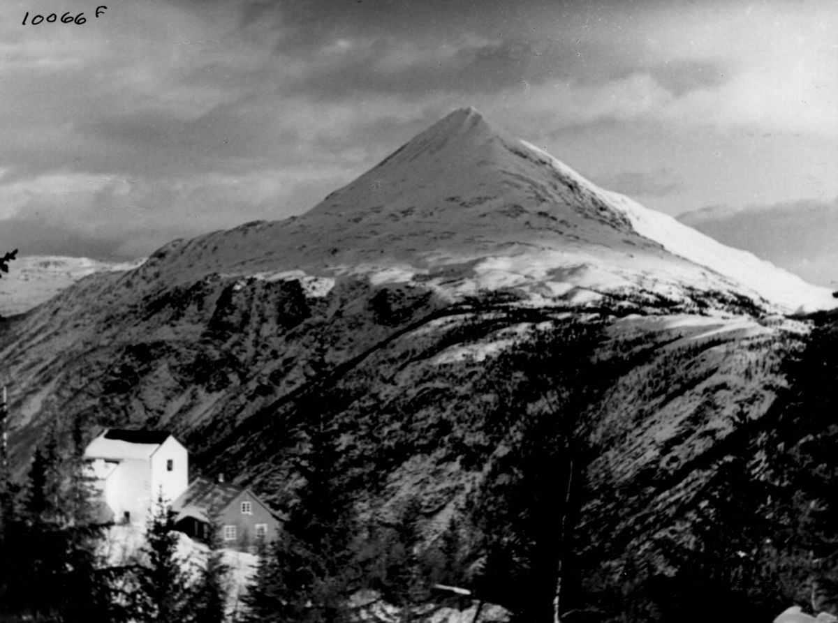 Anders Beer Wilse, Maskinhuset til taubanen ved Rjukan. Gaustatoppen