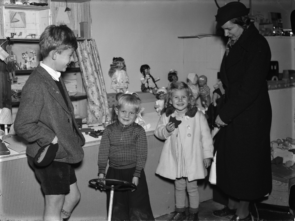 Paul Sandberg, Barn på utställning av leksaker, Uppsala 1938