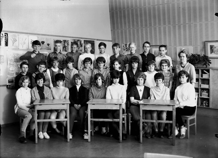 Sven Lindskog, Vasaskolan, klassrumsinteriör, 28 skolbarn med lärarinna fröken Anna Andersson. Klass 6A, sal 14.