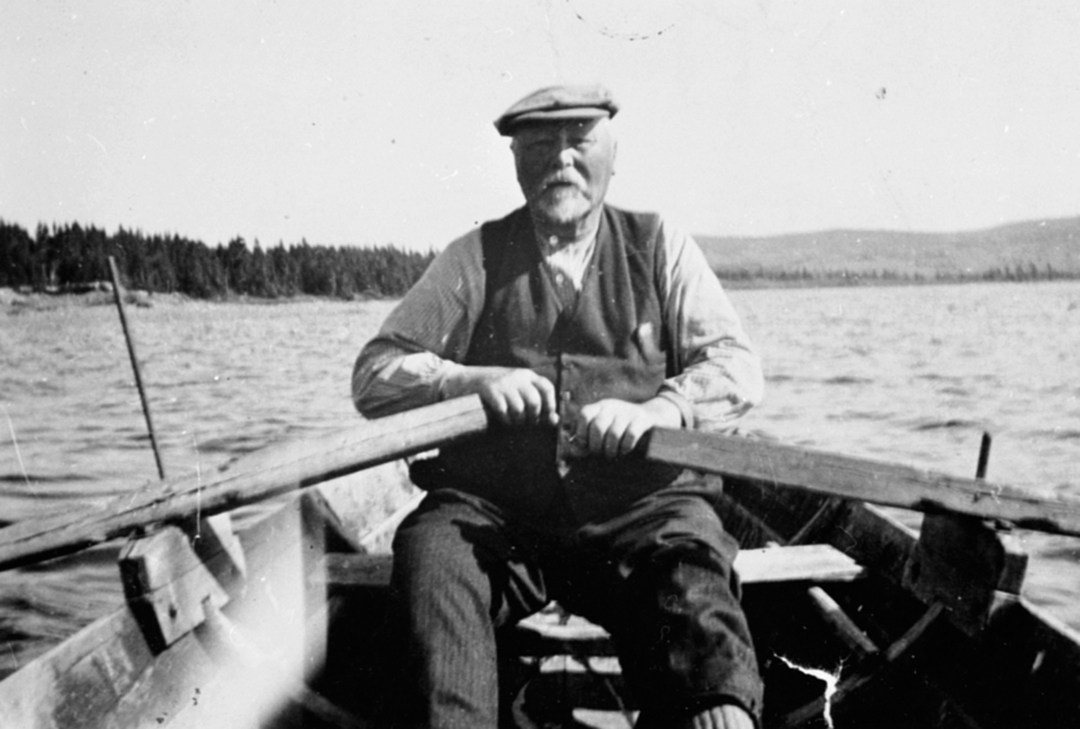 Anno Domkirkeodden, Andreas Gudbrandsen Kinde (1862 - 1947) i robåt på Sjusjøen, Ringsakerfjellet.