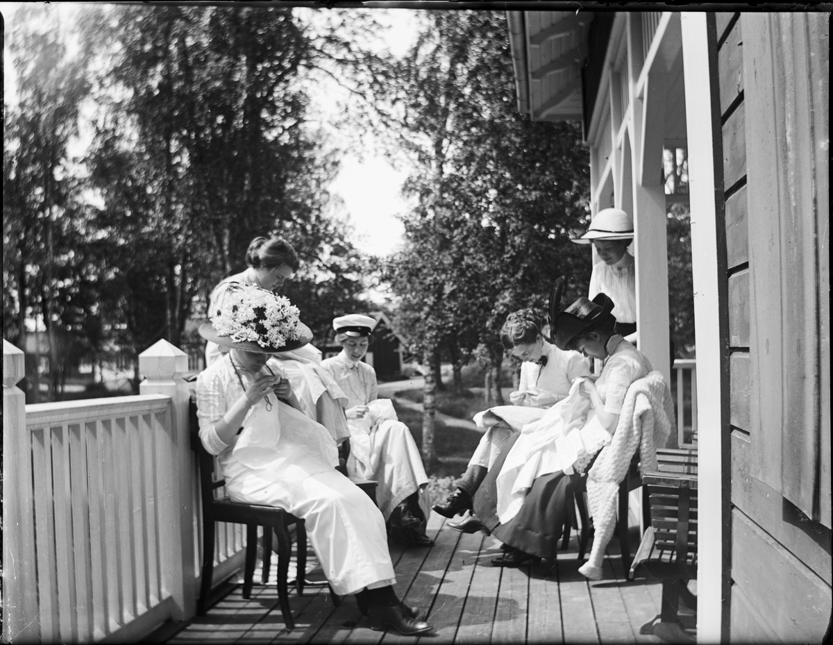 Okänd,, Kvinnor sitter på verandan och handarbetar, Sätra brunn, Sala