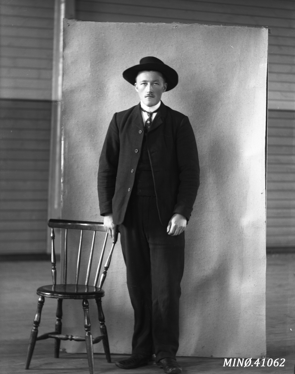 Oscar Holte, Portrett av mann med flott hatt - Hans Holden