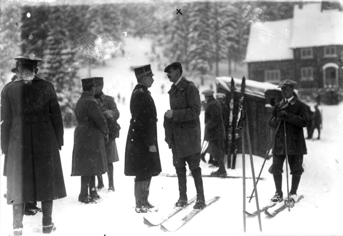 Hermann Christian Neupert, Kong Haakon VII på Holmenkollrenn. På ski. Publikum. Skiløpere. Skog.