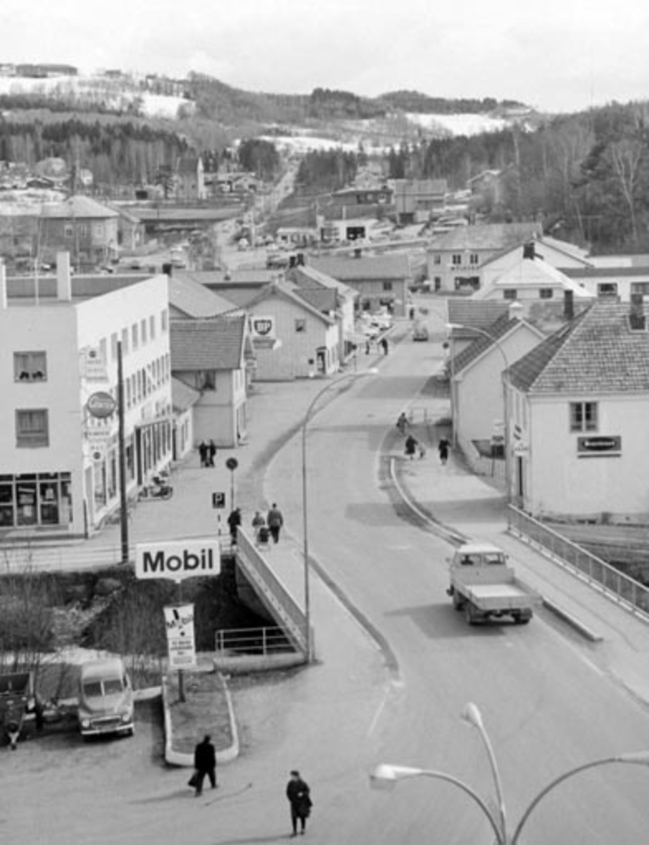 Anno Domkirkeodden, Oversikt, Brumunddal sentrum sett fra taket på kommuneadministrasjonen, Furnesvegen, riksveg 50.