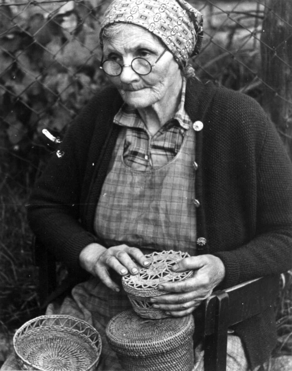 Anna Grostøl, Frøysnes, Bygland, Setesdal, Aust-Agder 1941. Fru Gyro viser frem ferdige tegerarbeider.