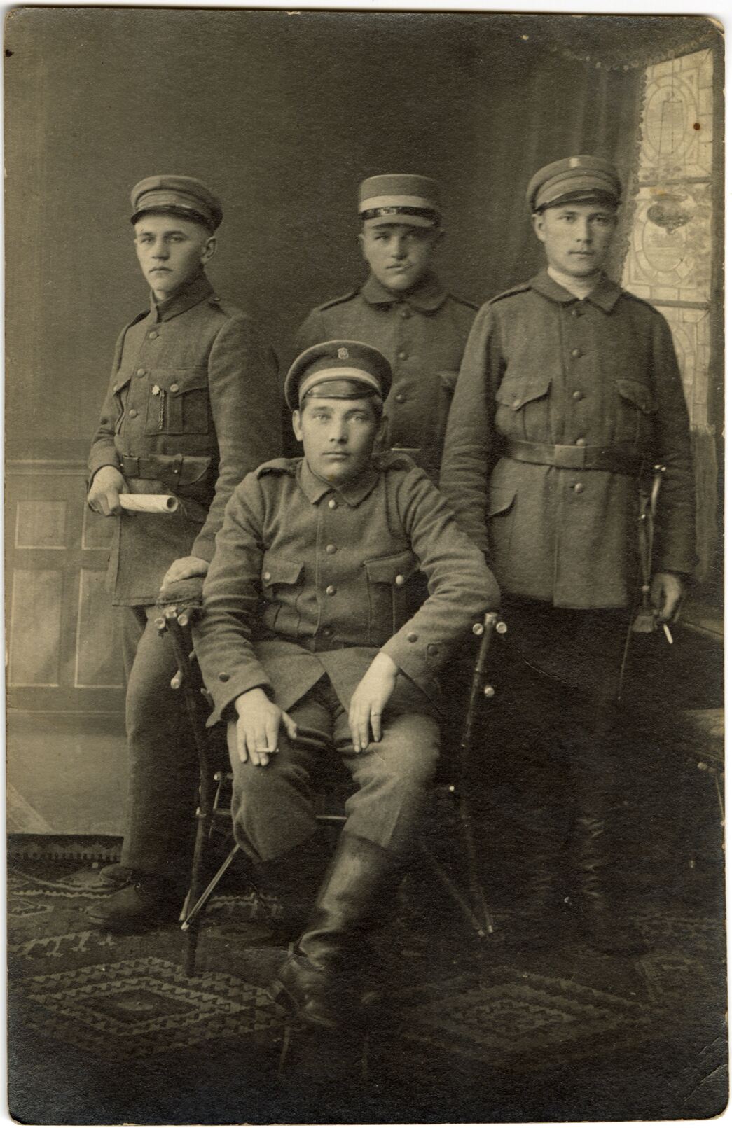 Chaimo Kaplanskio fotosalonas, Telšių komendantūros kuopos II būrio kareivis Vladas Daukintis su draugais