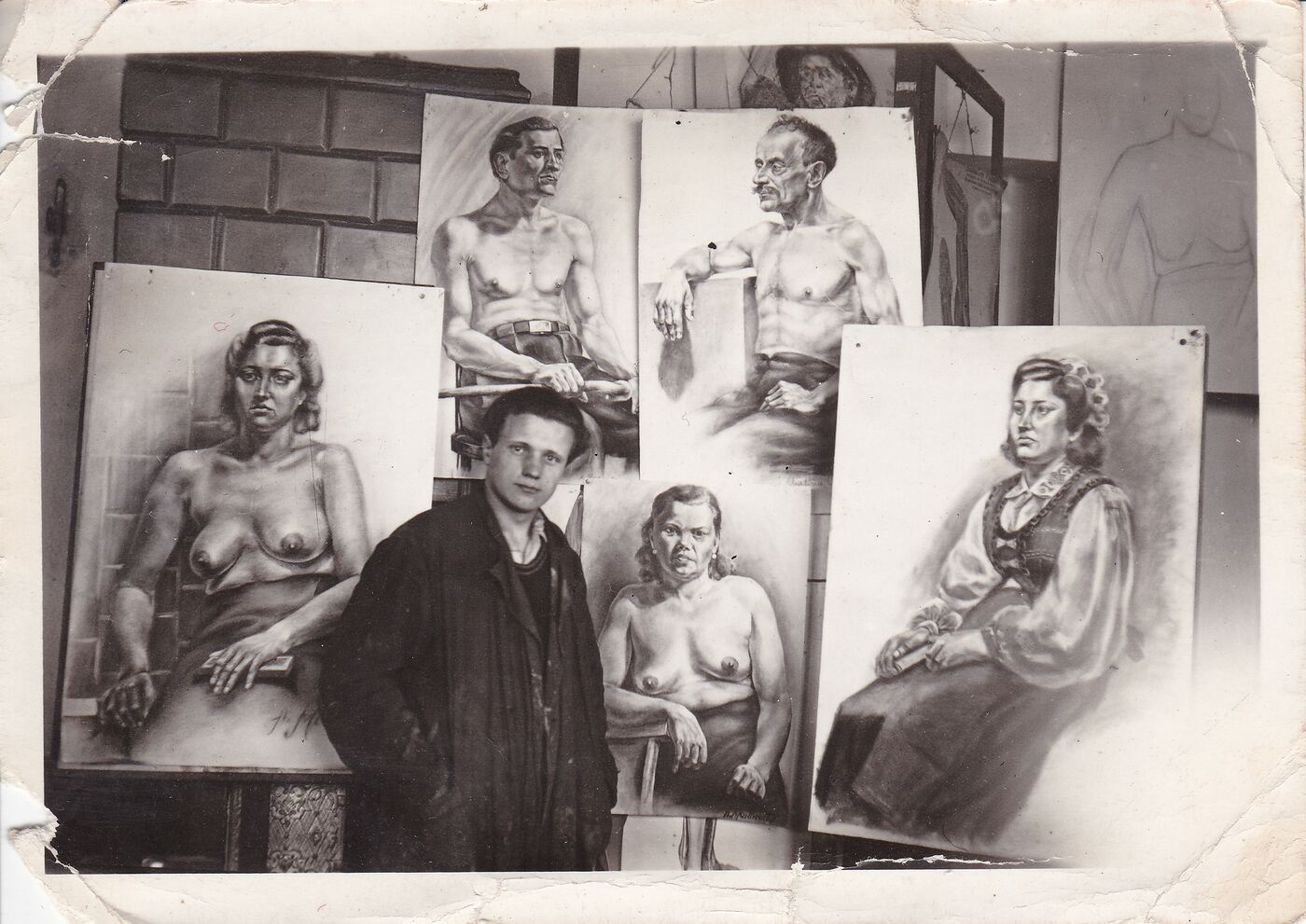 Nežinomas XX a. I p. fotografas, Andrius Martinaitis prie savo darbų, paveikslų eskizų