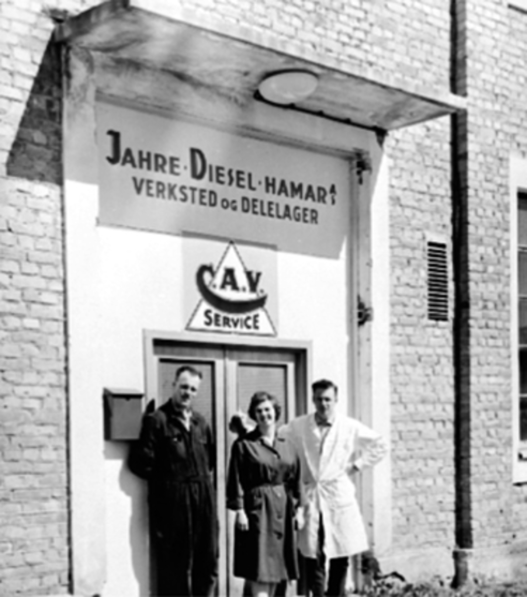 Anno Domkirkeodden, JAHRE DIESEL HAMAR AS, VERKSTED OG DELELAGER, FRA VENSTRE: EINAR GRANERUD, SYLVIA SVELMO, ARNE WASSUM