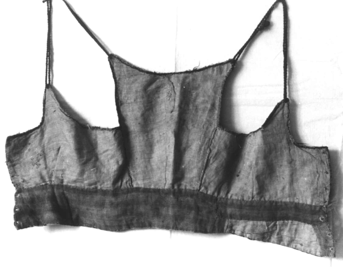 Anna Grostøl, Vest av silke fra Duvoldstrand. Lista, Farsund, Vest-Agder 1941.