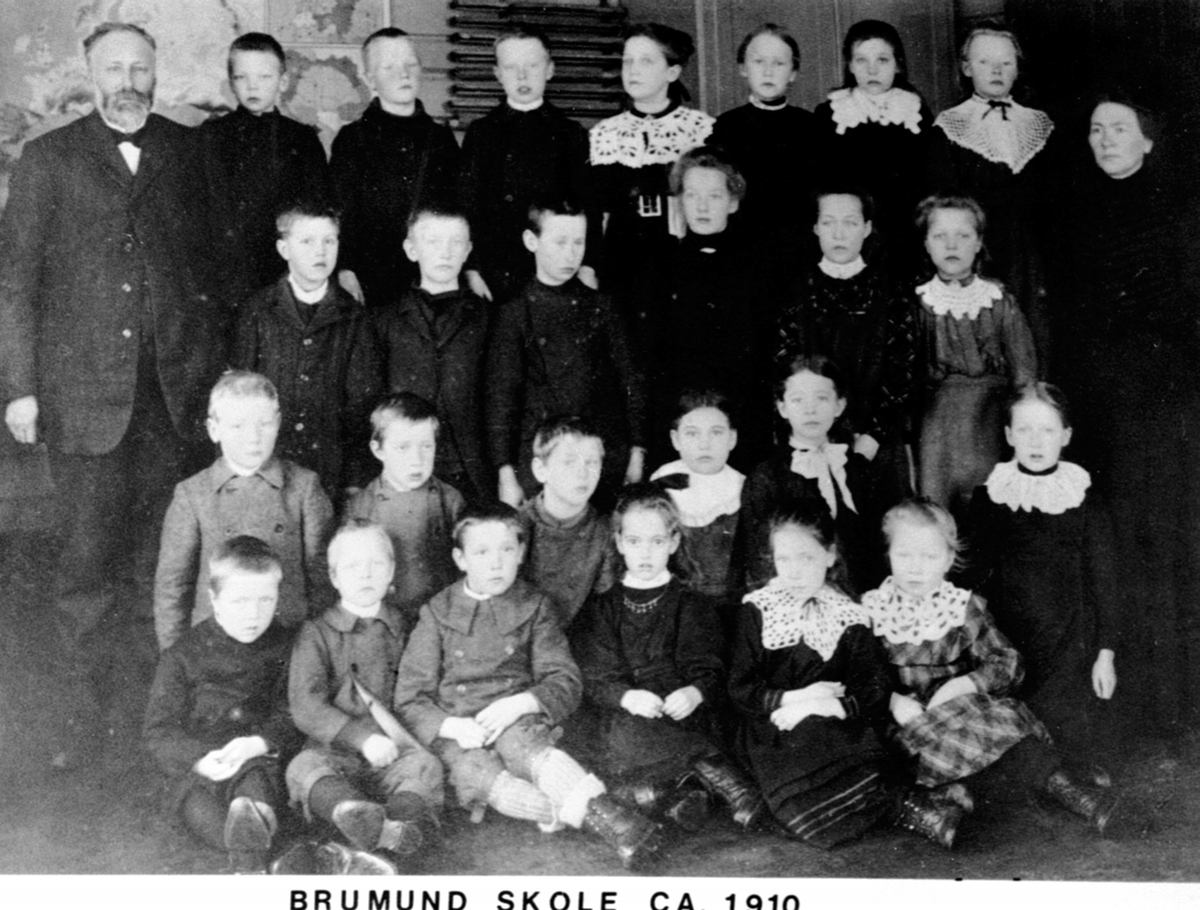 Anno Domkirkeodden, Elever og lærere ved småskolen, Brumund skole, Veldre, Ringsaker. Egen navneliste.