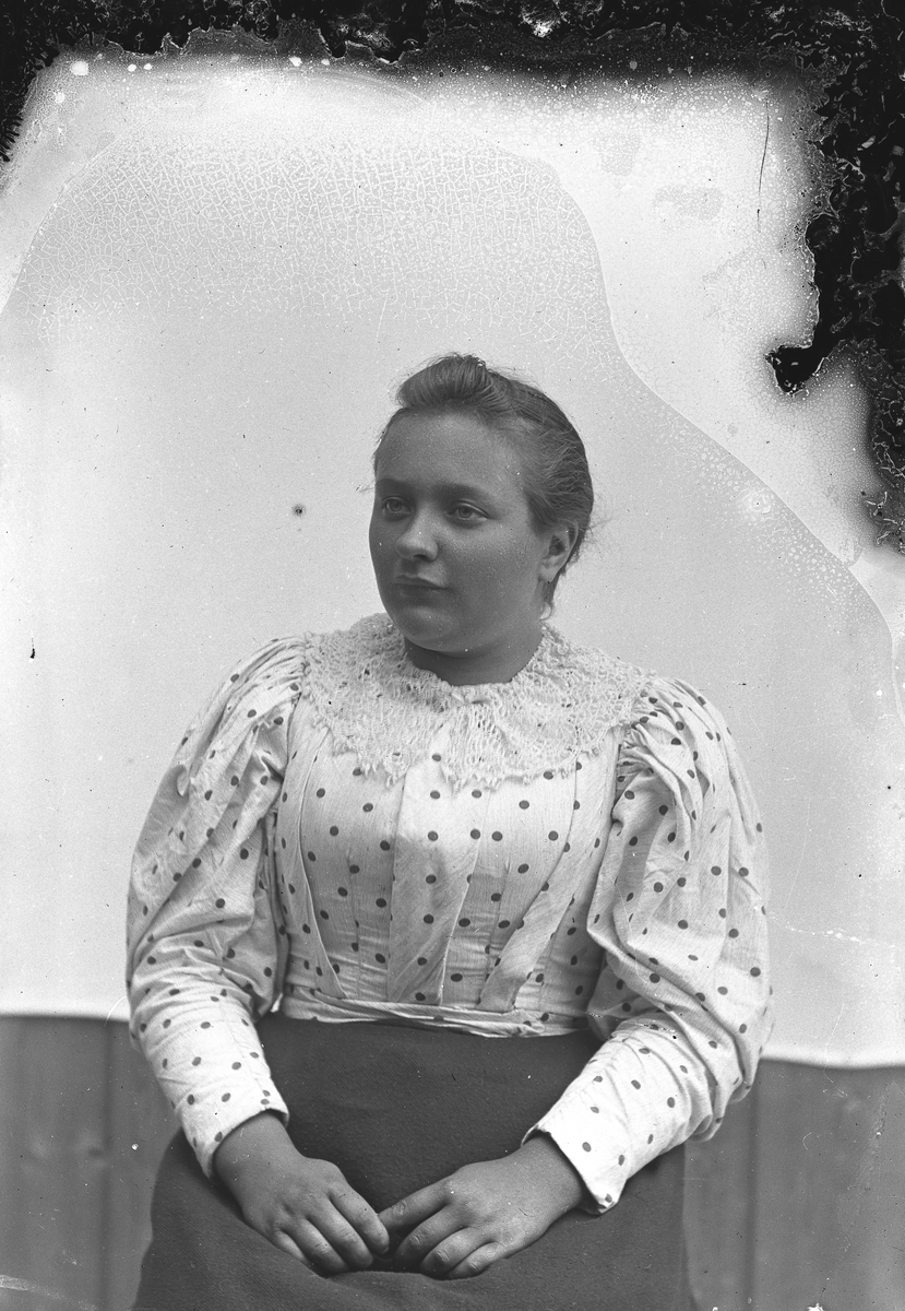 Jakob Jakobsen Engerdal, Dame med lys, prikket bluse m/blondekrage.