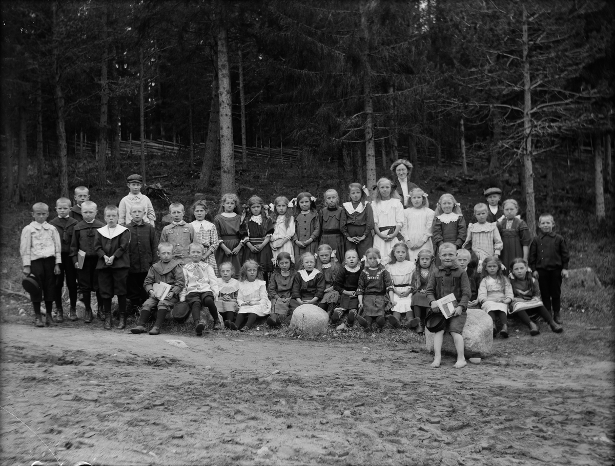 Josef Ärnström, Nora Ärnström med skolklass, Berge skola, Berge, Timrå socken, Medelpad, sannolikt 1910-1911