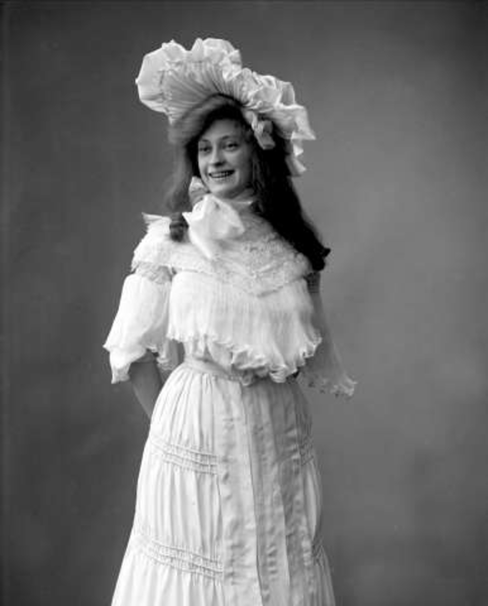 Gustav Borgen, Portrett, kvinne i lys drakt med hatt. Frøken Holmboe.