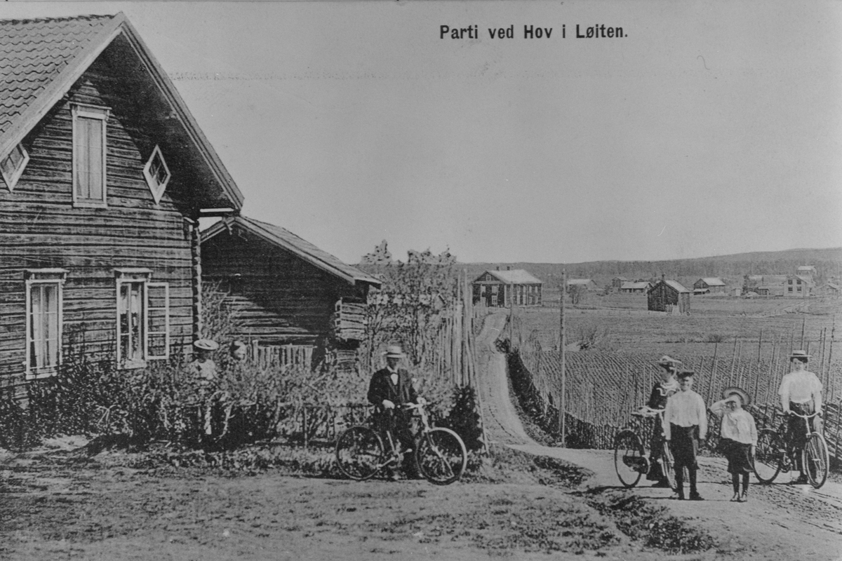 Anno Domkirkeodden, Postkort. "Parti ved Hov i Løiten" Bebyggelse, bygdeveg, garder, skigard, folk, sykkel, Løten.