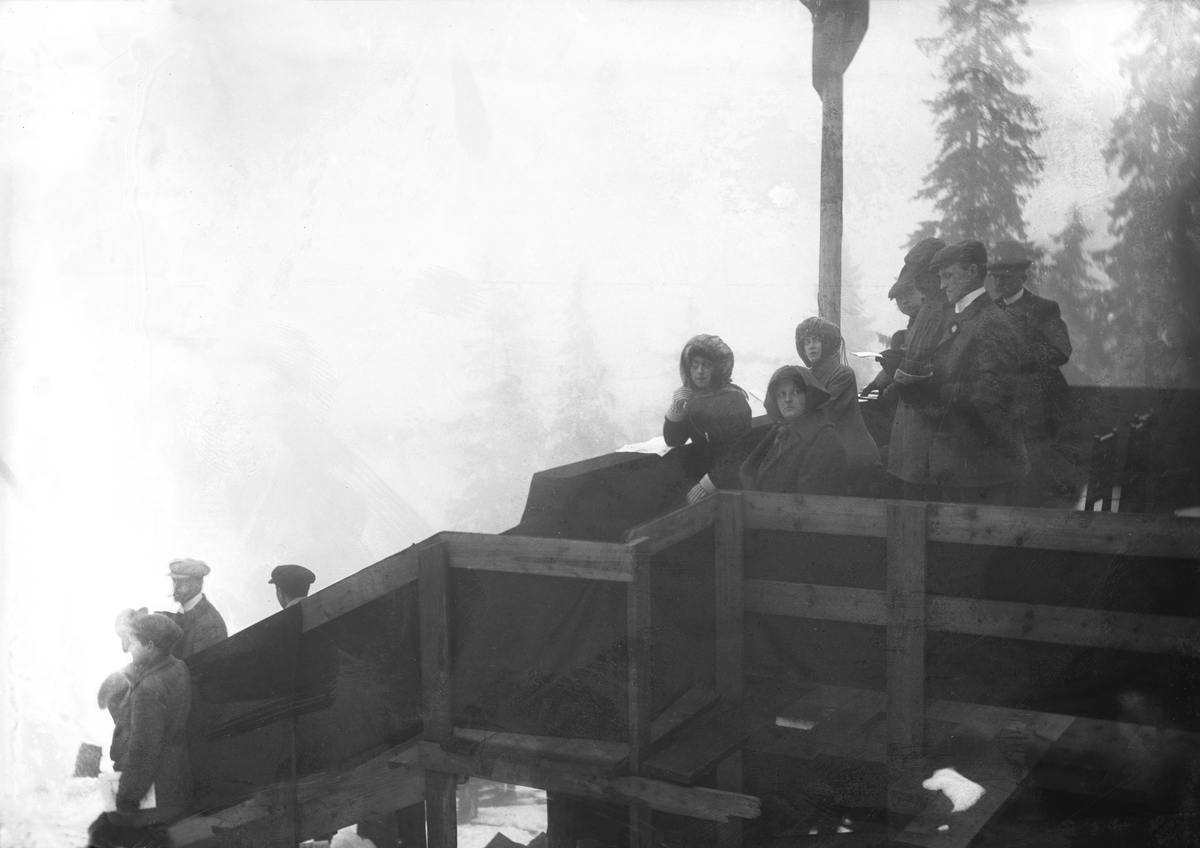 Hermann Christian Neupert, Holmenkollrennet. Tilskuere.